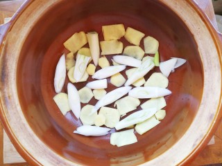 不用放一滴油的健康美容黄豆焖猪蹄,再均匀的铺上葱段，
