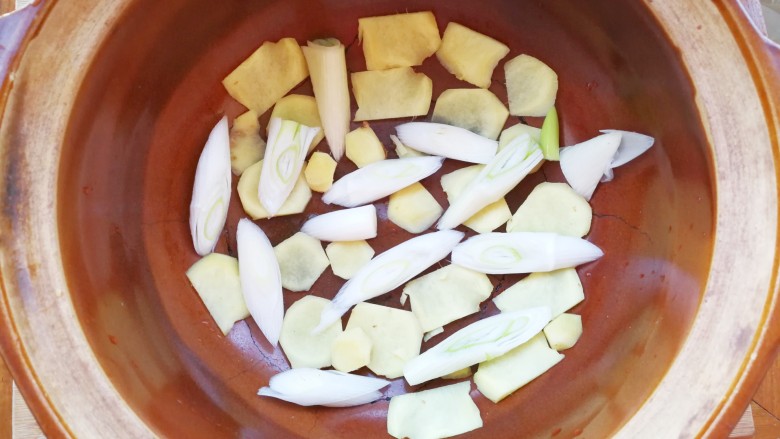 不用放一滴油的健康美容黄豆焖猪蹄,再均匀的铺上葱段，