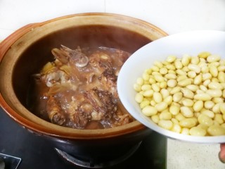不用放一滴油的健康美容黄豆焖猪蹄,一个小时后，把泡好的黄豆倒进去，继续小火慢炖半小时，