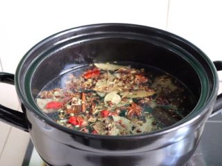 牛肉面,砂锅中放少许的油烧热，葱姜蒜和卤料包放进去煸炒出香味，加水煮至沸腾