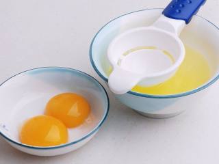 炒饭秀+黄金蛋炒饭,把鸡蛋的蛋清及蛋黄分离，使用蛋黄，有蛋清容易糊锅。(可以用鸡蛋分离器)