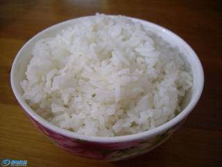 炒饭秀+黄金蛋炒饭,把拌散的米饭倒入锅里。 并用锅铲把米饭尽量压散、打散。