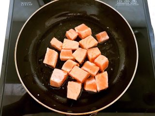 三文鱼牛油果沙拉,煎至一面变色就翻面，煎至7分熟就可以了