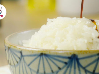 4招懒人米饭新吃饭,盛出米饭1碗，加入猪油1勺，淋上适量酱油