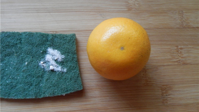 橙香费南雪,用百洁布沾一些小苏打粉将橙子搓洗干净。