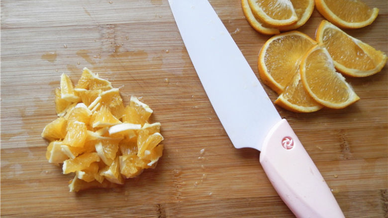 橙香费南雪,橙子两头部分去皮，再将果肉切成小块。
