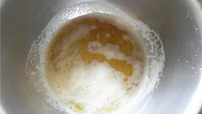 橙香费南雪,制作焦化黄油：黄油放进厚底小锅中，开小火加热（用电磁炉开第2档500W），化成液体后持续加热直至变成焦黄色关火。