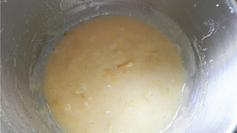 橙香费南雪,用刮刀轻轻切拌面糊均匀，用保鲜膜封起冷藏30分钟。