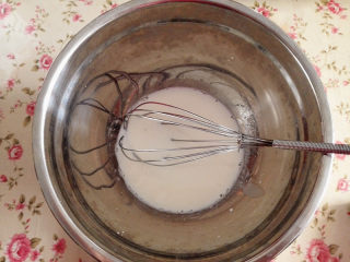 网红之毛巾卷蛋糕,牛奶中加入细砂糖，搅拌至糖融化，