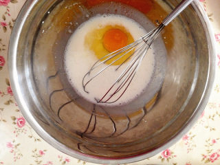 网红之毛巾卷蛋糕,加入鸡蛋，搅拌均匀，