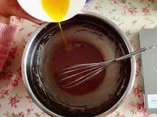 网红之毛巾卷蛋糕,把液体的黄油加入面糊中，拌匀，