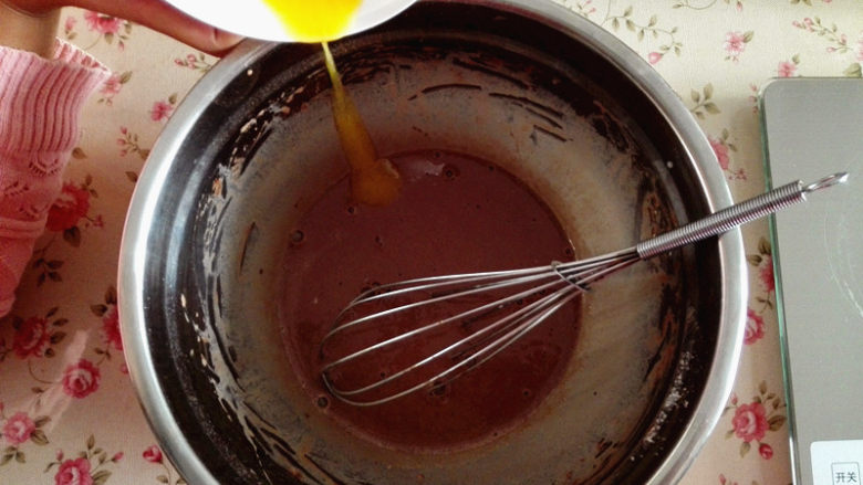 网红之毛巾卷蛋糕,把液体的黄油加入面糊中，拌匀，