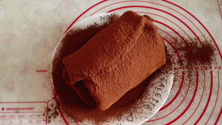 网红之毛巾卷蛋糕,最后在上面撒上适量的可可粉，