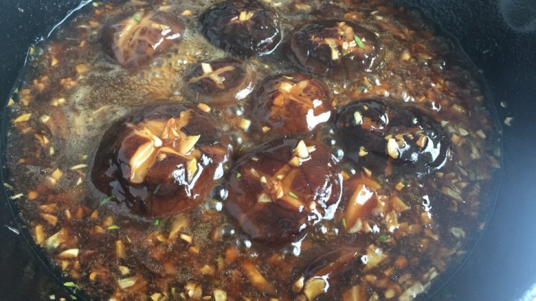 蚝油香菇青菜,小火炖煮五分钟至香菇入味，香菇捡出摆盘，大火收汁到自己喜欢的程度即可
