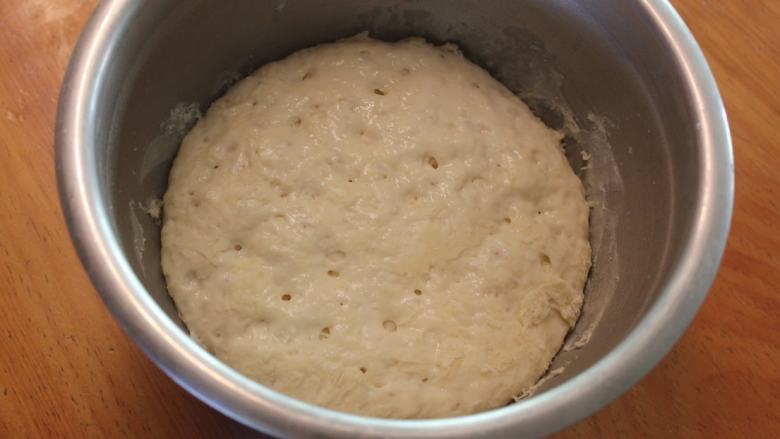 塞尔维亚螺旋面包,先制作中种。将中种材料混匀后，至室温30分钟，再放入雪柜冷藏发酵10小时以上。