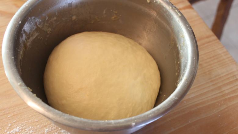 塞尔维亚螺旋面包,面团置室温发酵2小时，发酵成两倍大。