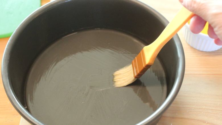 塞尔维亚螺旋面包,将涂抹外层用的黄油融成液状后，在7吋的烤模内层涂抹一层黄油。