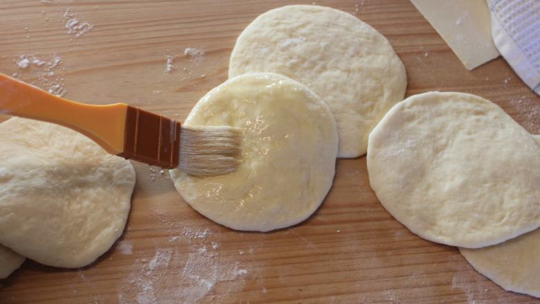 塞尔维亚螺旋面包,小圆面皮两面也涂抹一层黄油。
