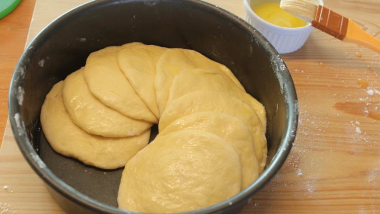 塞尔维亚螺旋面包,将抹好黄油的小圆面皮依序螺旋重迭摆入烤盘。