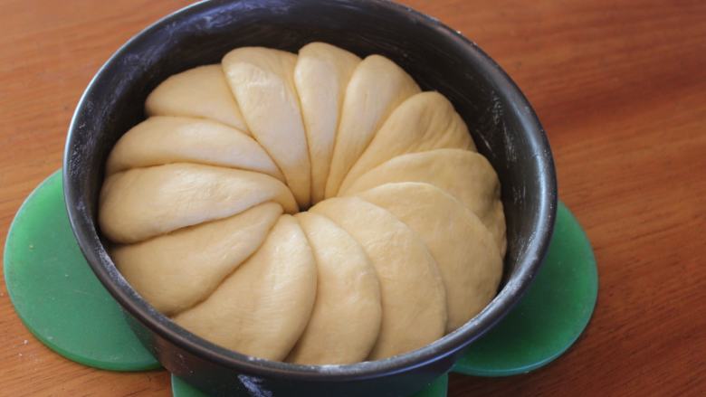 塞尔维亚螺旋面包,覆盖后，进行最后发酵1小时。