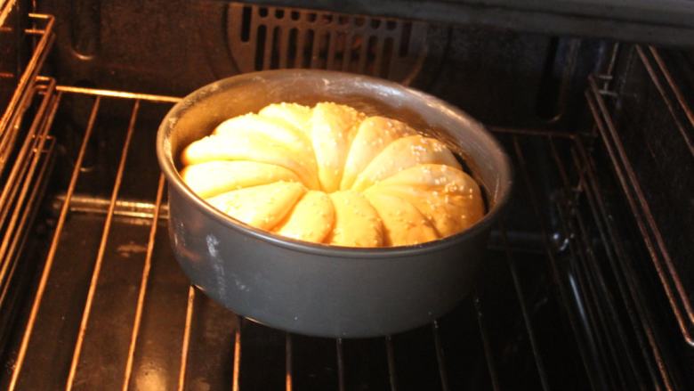 塞尔维亚螺旋面包,预热好烤箱，以180℃烤20分钟，转160℃再烤10分钟。中间若表皮已经焦熟，可以盖上锡箔纸遮一下。
