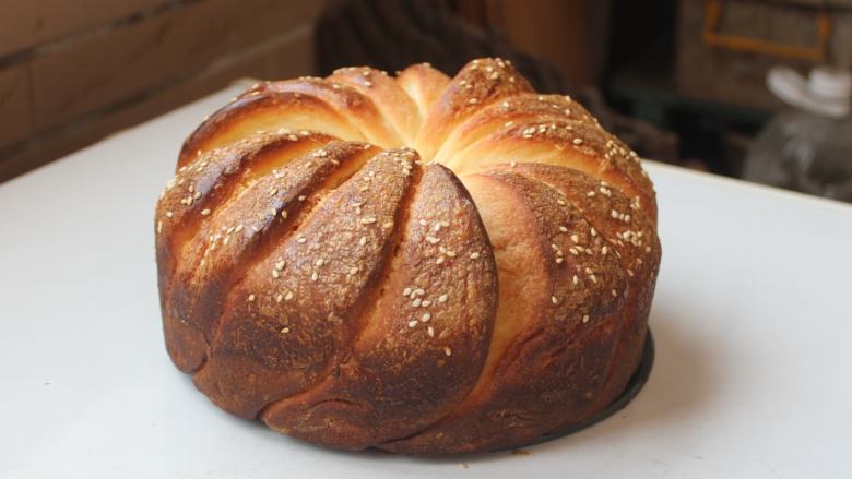 塞尔维亚螺旋面包,有一点像皇冠的大面包。