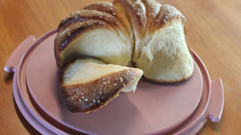 塞尔维亚螺旋面包,享用时并不需要切开，可以每个人剥取一片共同分享。面包内里的口感有像奶香浓郁的土司，但烤成金黄的外层却酥香耐嚼，风味迷人。