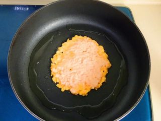 香煎红薯饼,舀入一大勺面糊，轻轻摊开，整成圆形