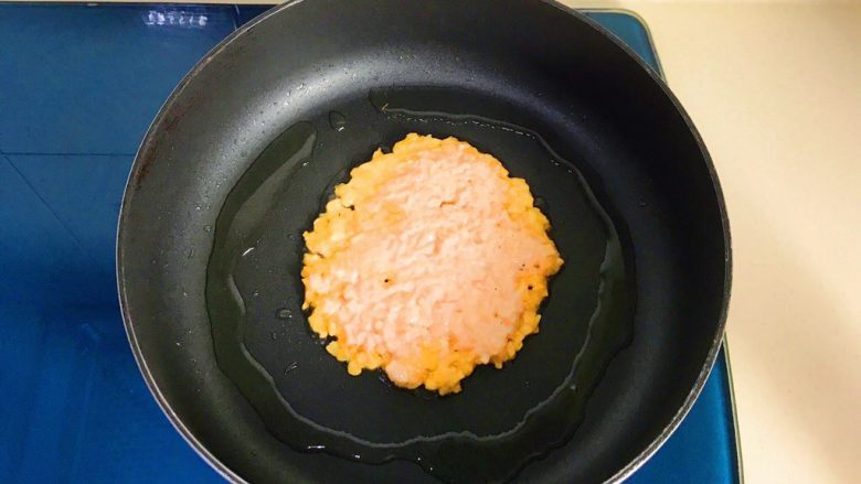 香煎红薯饼,舀入一大勺面糊，轻轻摊开，整成圆形