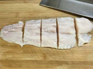 清蒸龙利鱼 ,切成大小差不多的段。