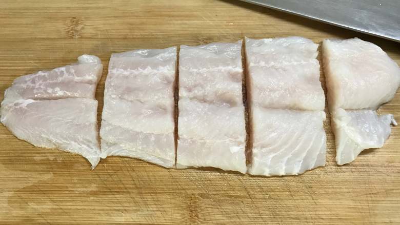清蒸龙利鱼 ,切成大小差不多的段。