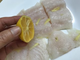 清蒸龙利鱼 ,用老姜丝和柠檬汁把鱼肉抹一遍。