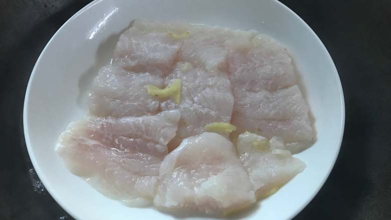 清蒸龙利鱼 ,10分钟后把龙利鱼放在开水锅中蒸。