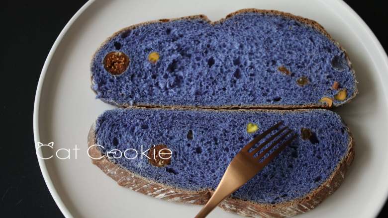 全麦星空欧式面包,放凉之后可以切开了。