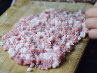 仿金钟阁云吞的三鲜馄饨,猪肉切碎，不要太细。刀工好的可以切成2毫米大小的粒。