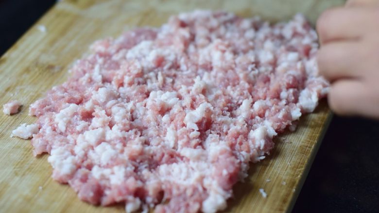 仿金钟阁云吞的三鲜馄饨,猪肉切碎，不要太细。刀工好的可以切成2毫米大小的粒。