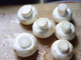 仿金钟阁云吞的三鲜馄饨,蘑菇洗净擦干。