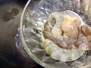 百变鸡蛋+创意菜_金灿灿的虾扯蛋,加入海虾，转中火