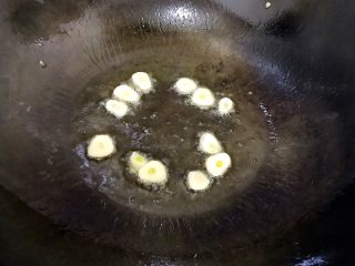 百变鸡蛋+创意菜_金灿灿的虾扯蛋,小火煸香大蒜片