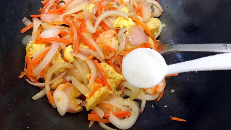 百变鸡蛋+创意菜_金灿灿的虾扯蛋,翻炒均匀之后，加一小勺细盐