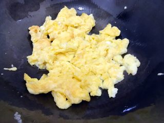 百变鸡蛋+创意菜_金灿灿的虾扯蛋,倒入鸡蛋液，快速翻炒至鸡蛋凝固结块，盛起备用