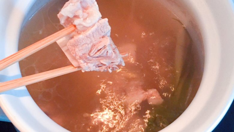 排骨萝卜汤,待排骨炖煮至筷子能轻松扎入时