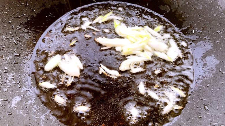 清炒白玉菇,炒锅预热，倒油，七成熟放入葱花爆香