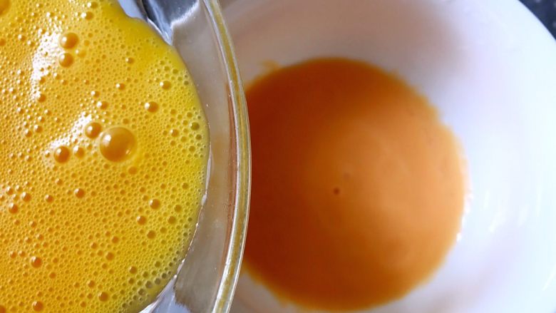 网格蛋卷,搅拌好的蛋液加入胡萝卜牛奶泥中