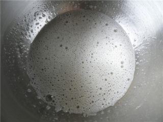 蓝莓费南雪,搅拌到糖粉融化，用手抽打至粗泡阶段。