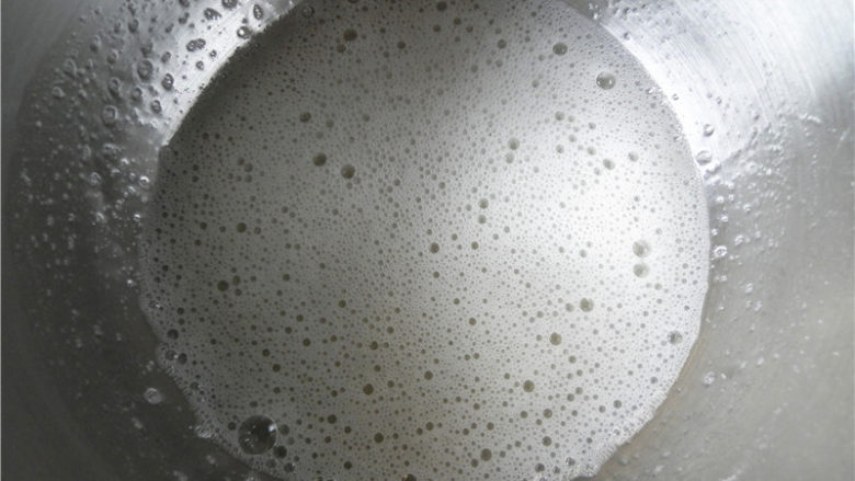 蓝莓费南雪,搅拌到糖粉融化，用手抽打至粗泡阶段。