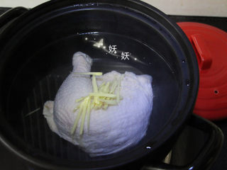 口水鸡,鸡腿洗干净入砂锅，加入姜丝，普通锅也可以，砂锅煮出来的更加香嫩，水开后煮上20分钟，关火焖5分钟即可