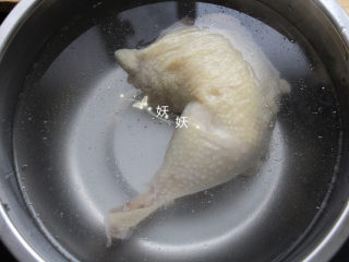 口水鸡,煮好的鸡腿捞出，浸入冰水里，浸泡20分钟，这样的鸡肉更紧致。
