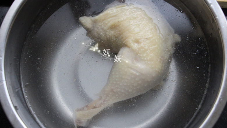 口水鸡,煮好的鸡腿捞出，浸入冰水里，浸泡20分钟，这样的鸡肉更紧致。