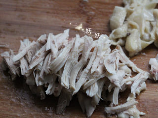 口水鸡,鸡皮轻轻就可以褪下，切条，鸡肉手撕成条。